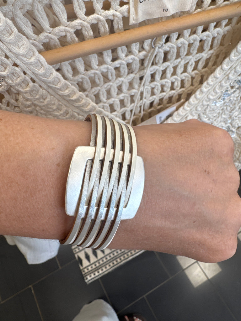Pu Leather Multi Layer Magnetic Buckle Bracelet MIO71370 -LB: White + Grey