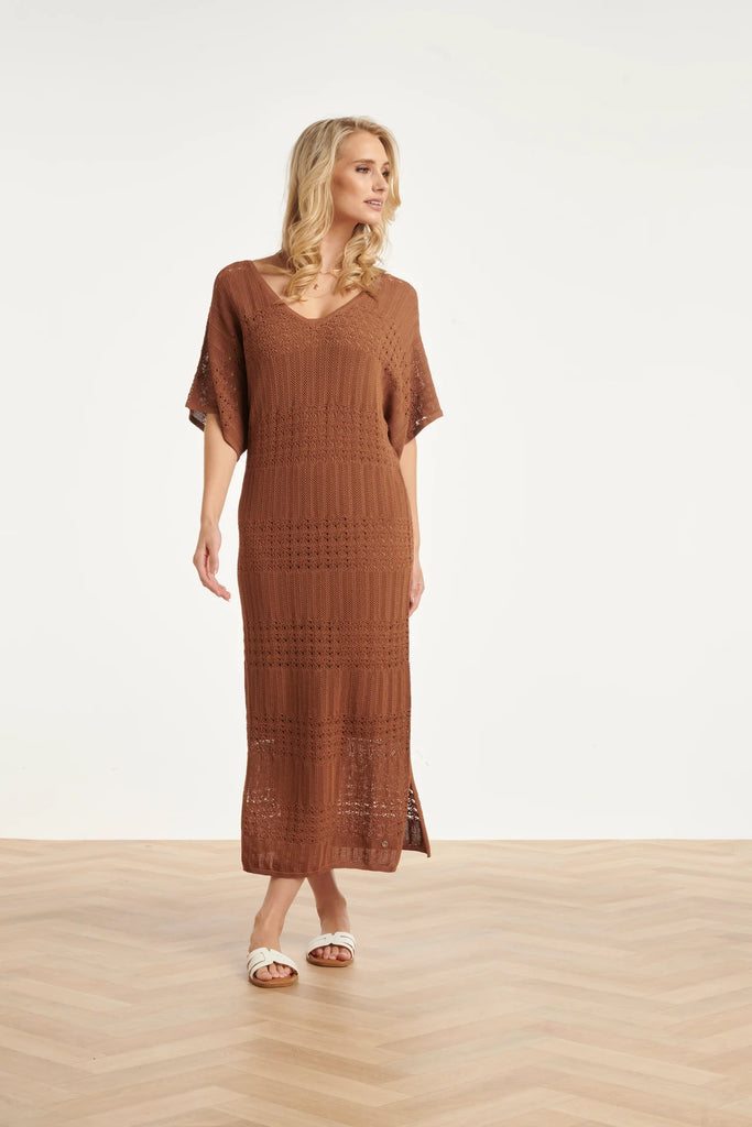 KNITTED MAXI DRESS WITH V-NECK IN BROWN | BROWN