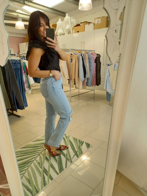 Mom store jeans boutique